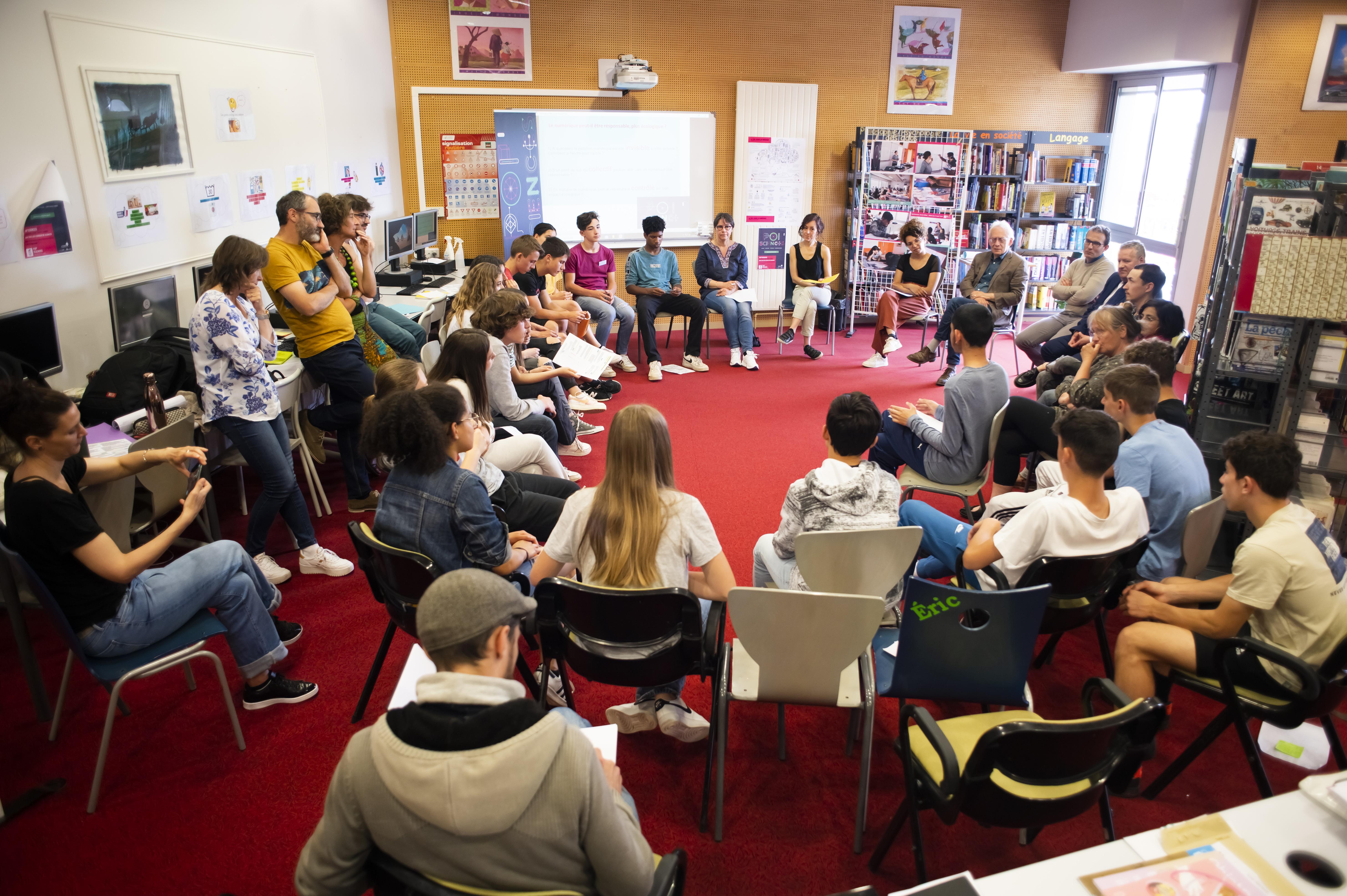 Photo prise lors d'un débat organisé au collège Simone Veil organisé par Pop'sciences