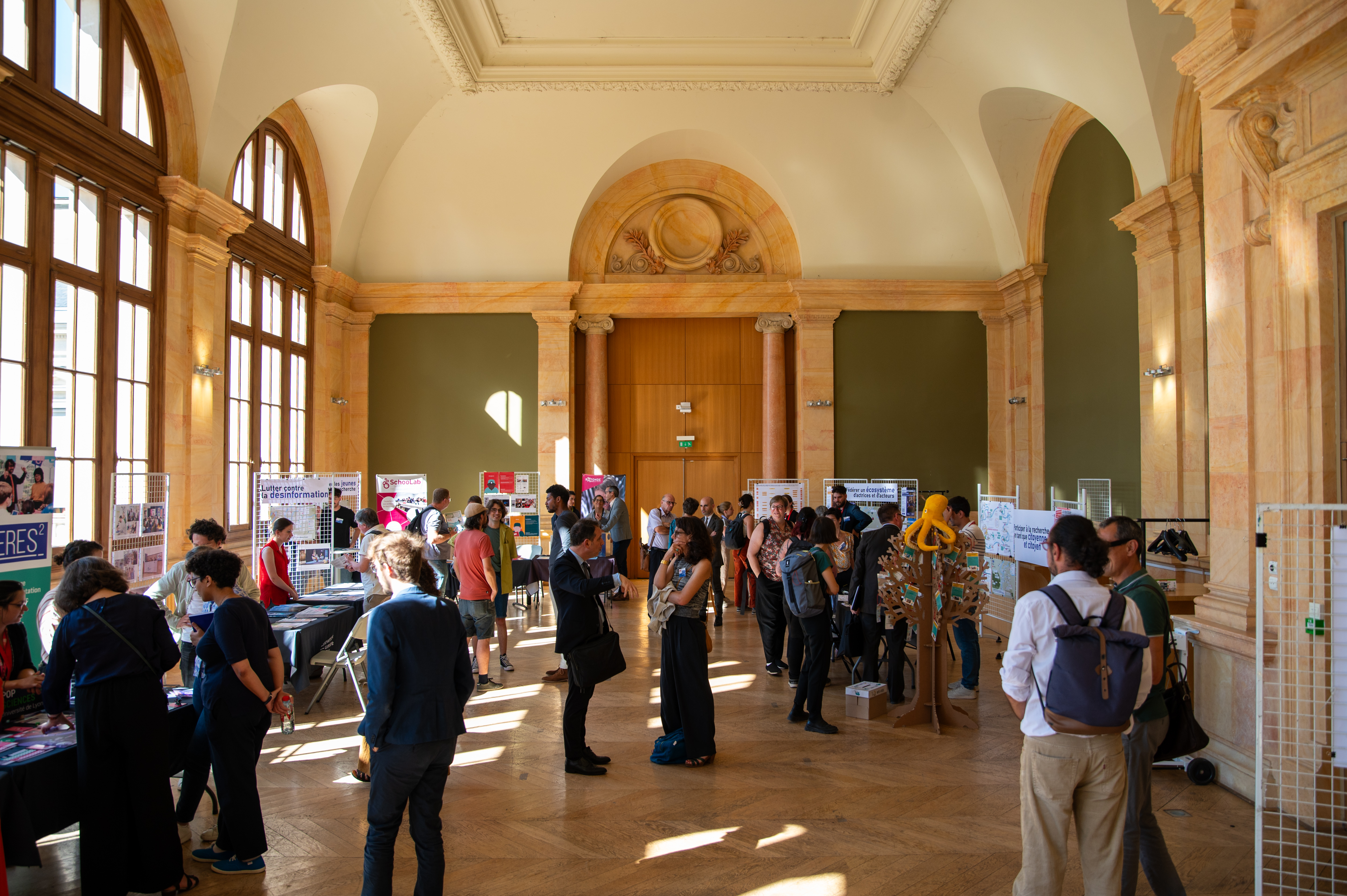Vue d'ensemble de l'événement de clôture LYSiERES² dans la salle de réception