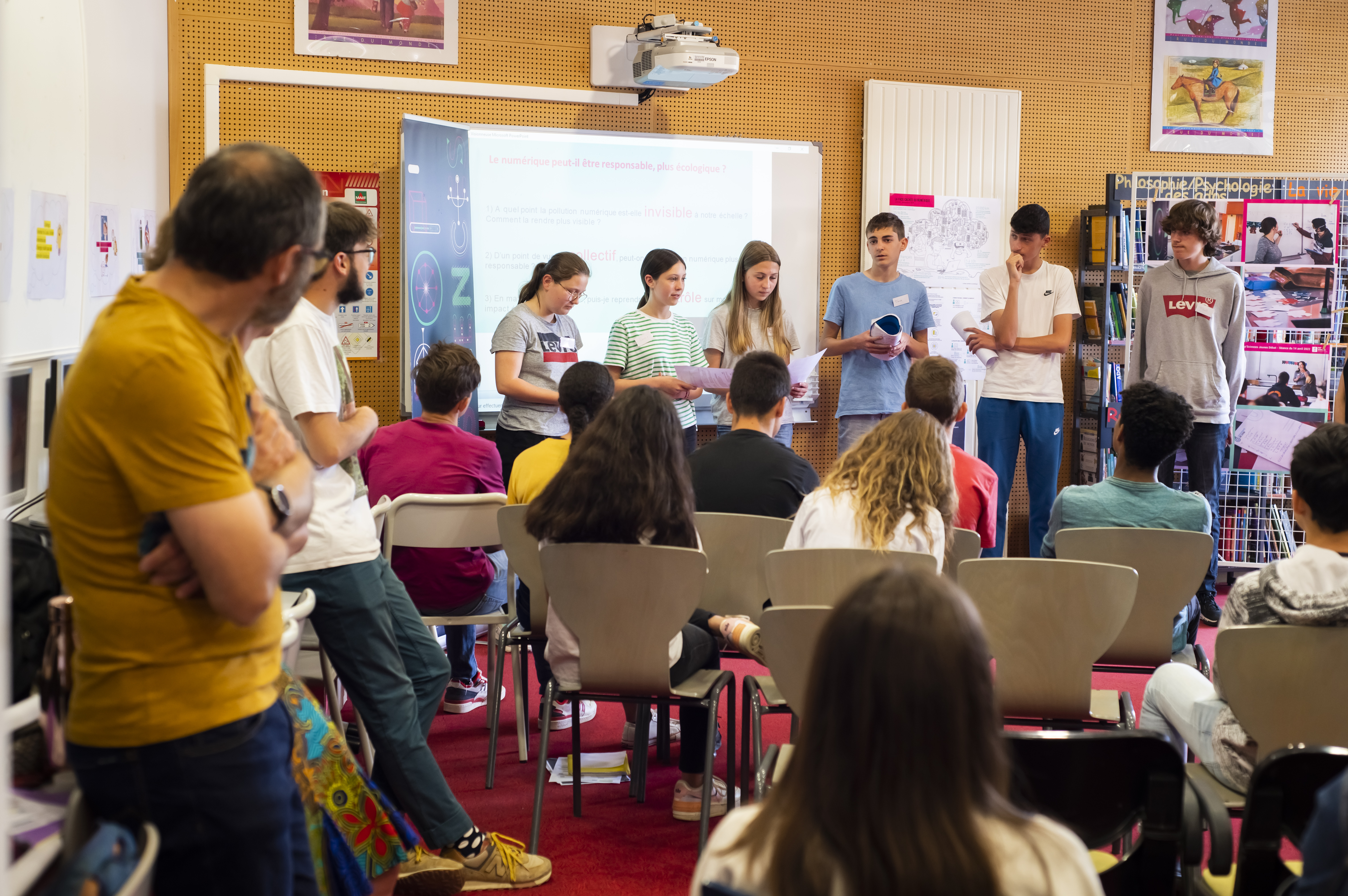 Photo prise lors d'un débat organisé au collège Simone Veil organisé par Pop'sciences