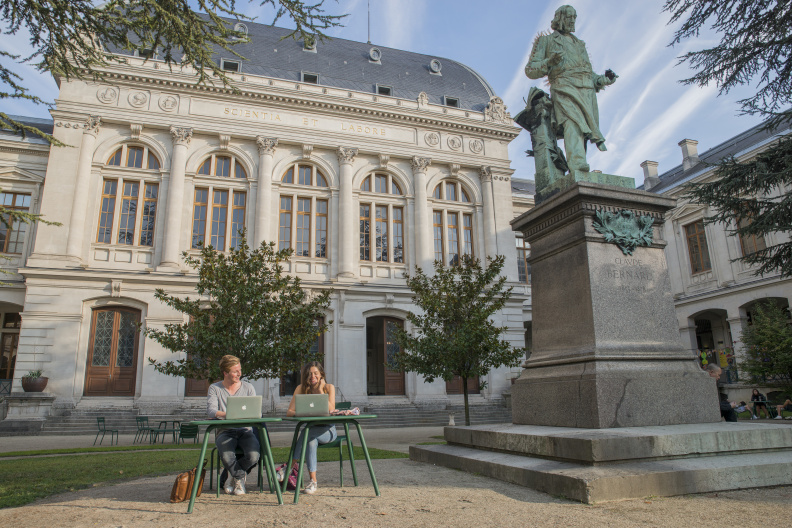 Photo de la Cour d'honneur de l'Université Lumière Lyon 2