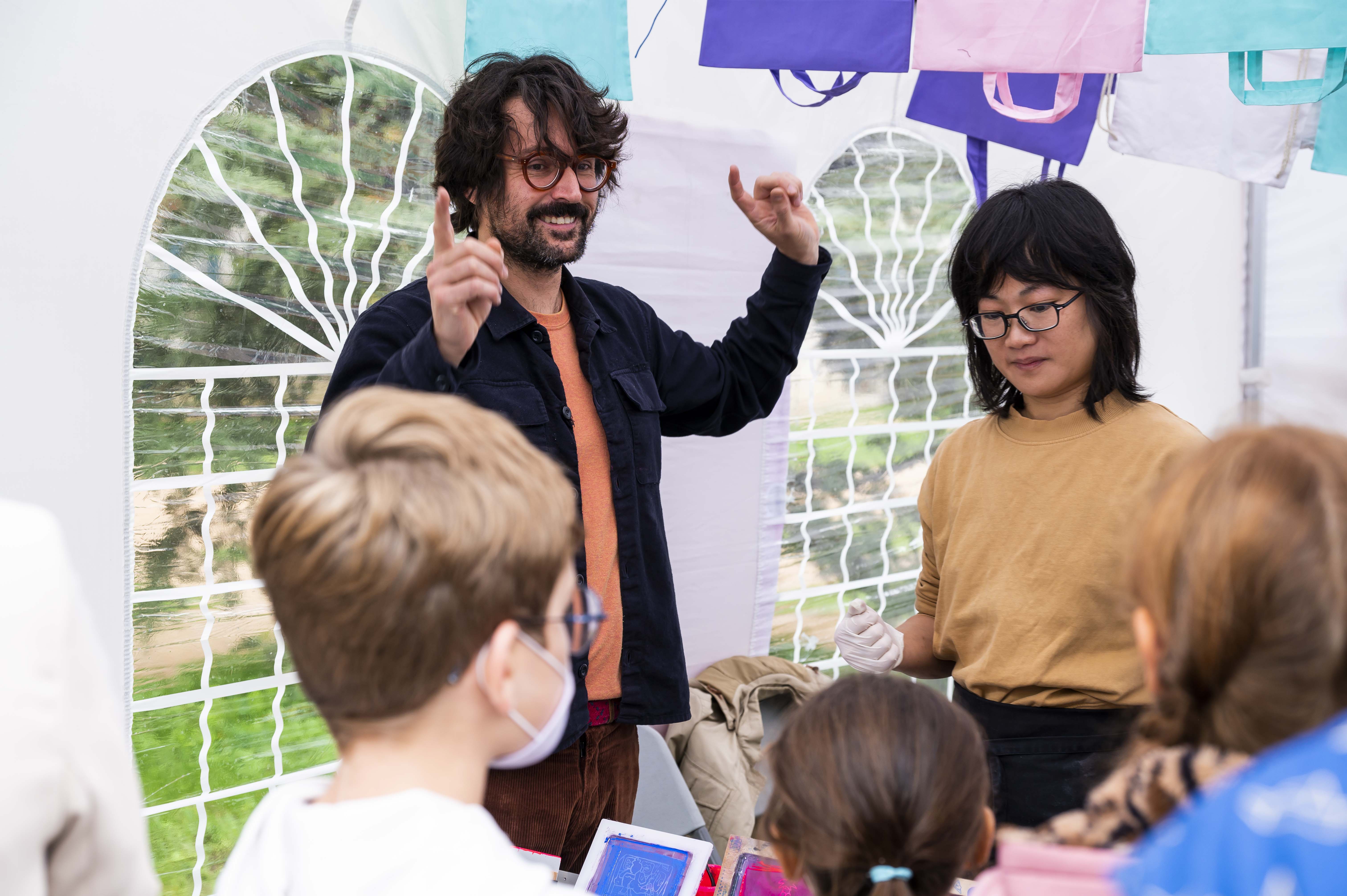 Chercheurs de l'Université Lumière Lyon présentant leurs travaux à des enfants durant la Fête de la Science 2022